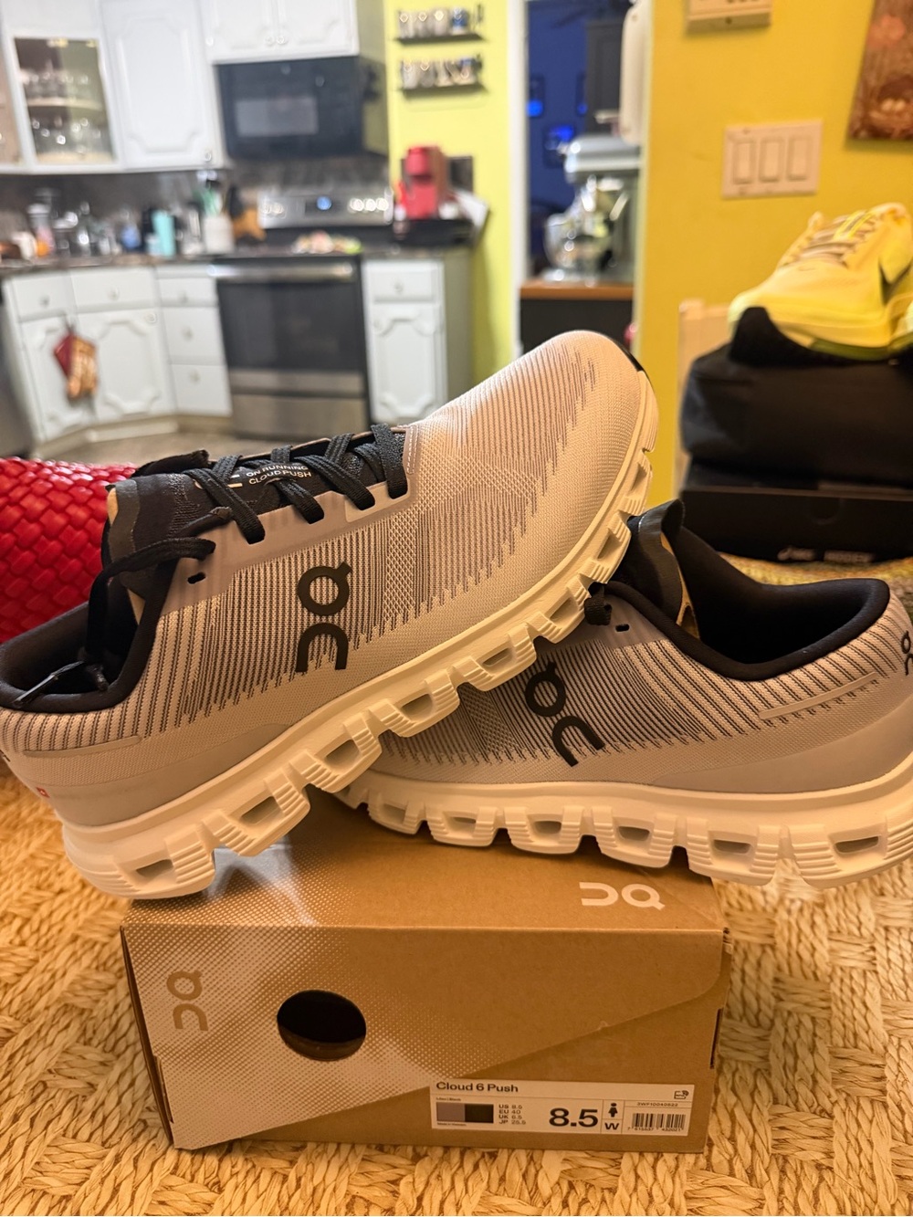 On Running Cloud 6 Push sz 8.5 woman new in box !!